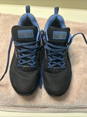 Brooks women’s Black & Blue Gore-Tex Trail Shoes. Size 8.5